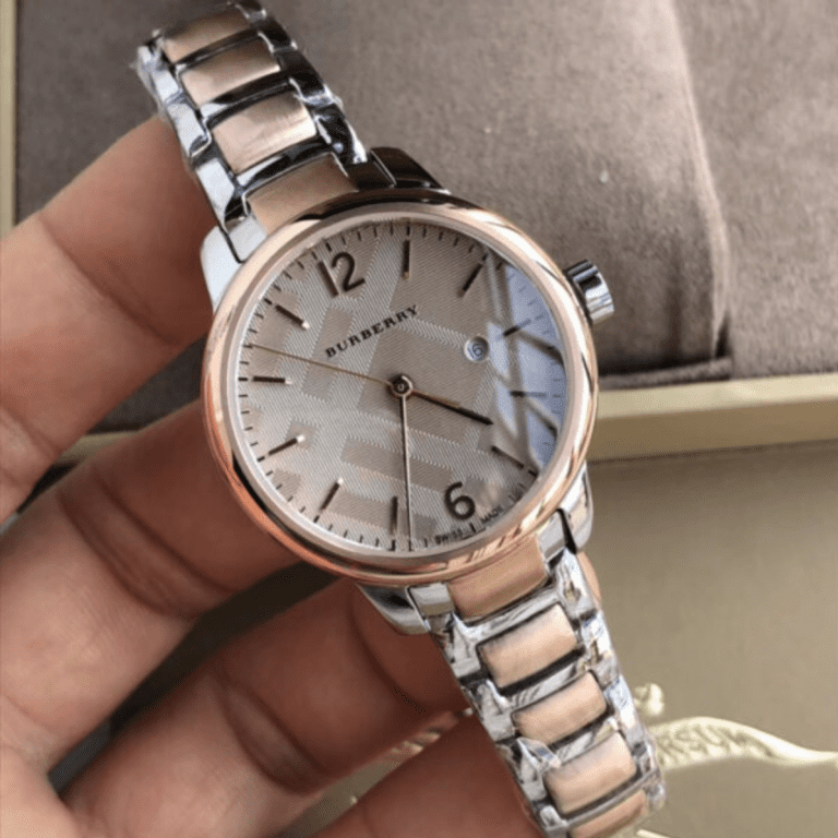 Montre Burberry Ladies Watch Swiss Classic Two Tone
Pour Femme, BU10117