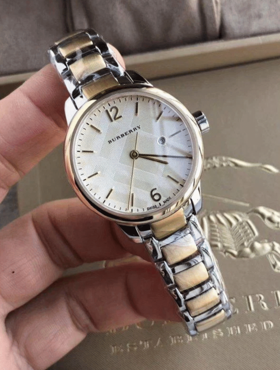 Montre Burberry Ladies Watch Swiss Classic Two Tone
Pour Femme, BU10118